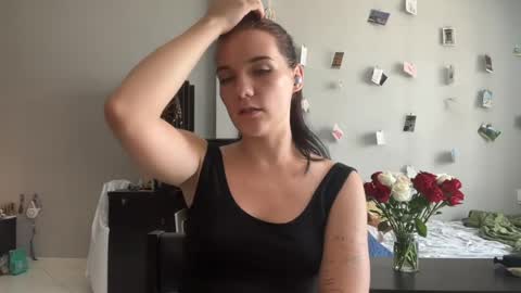 Snapshot of moniquerinn chatting on 18, 4, 2026 Rose online show from 18, 4, 2026