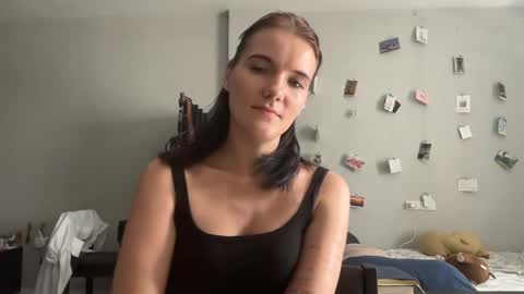 Snapshot of moniquerinn chatting on 23, 4, 2026 Rose online show from 23, 4, 2026