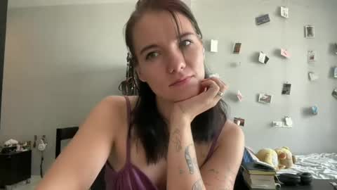 Snapshot of moniquerinn chatting on 27, 4, 2026 Rose online show from 27, 4, 2026