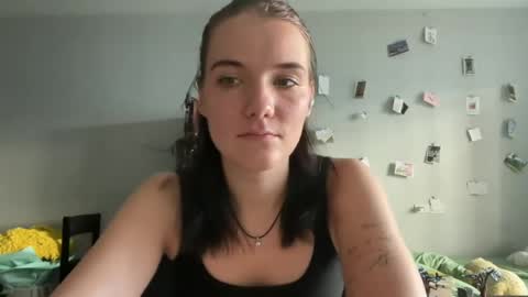 Snapshot of moniquerinn chatting on 2, 5, 2026 Rose online show from 2, 5, 2026