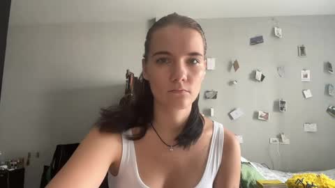 Snapshot of moniquerinn chatting on 5, 5, 2026 Rose online show from 5, 5, 2026