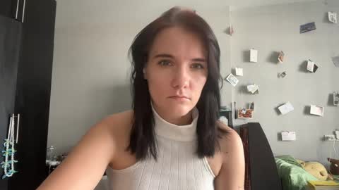 Snapshot of moniquerinn chatting on 6, 5, 2026 Rose online show from 6, 5, 2026