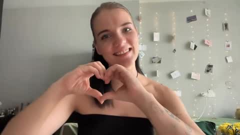 Snapshot of moniquerinn chatting on 9, 5, 2026 Rose online show from 9, 5, 2026