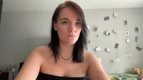 Snapshot of moniquerinn chatting on 10, 5, 2026 Rose online show from 10, 5, 2026