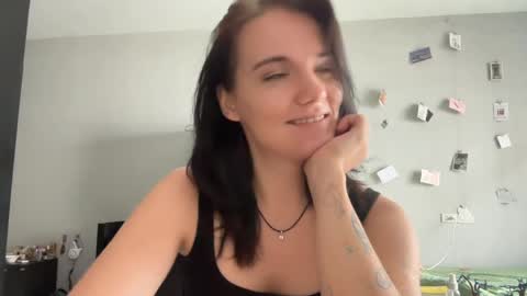 Snapshot of moniquerinn chatting on 12, 5, 2026 Rose online show from 12, 5, 2026