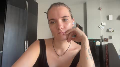 Snapshot of moniquerinn chatting on 15, 5, 2026 Rose online show from 15, 5, 2026