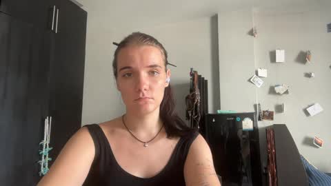 Snapshot of moniquerinn chatting on 16, 5, 2026 Rose online show from 16, 5, 2026