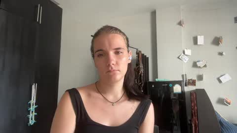Snapshot of moniquerinn chatting on 16, 5, 2026 Rose online show from 16, 5, 2026