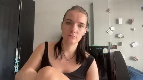 Snapshot of moniquerinn chatting on 17, 5, 2026 Rose online show from 17, 5, 2026