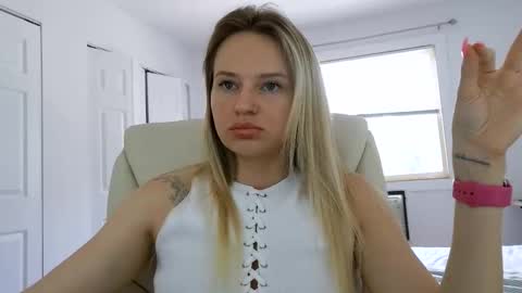 Snapshot of moon_light_girl chatting on 9, 6, 2026 moon_light_girl online show from 9, 6, 2026