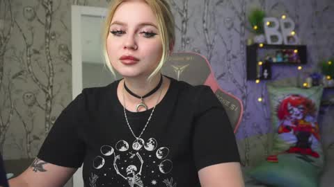 Snapshot of moon_valkyriie chatting on 30, 3, 2026 Emilia online show from 30, 3, 2026