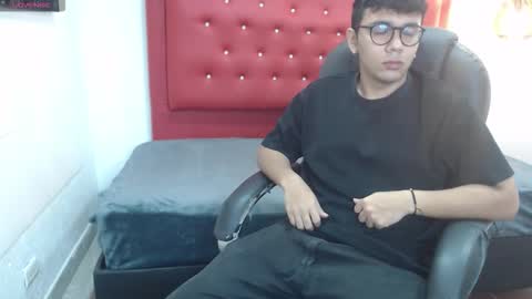 Mou Fly online show from 24, 10, 2025