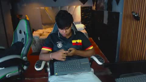 Snapshot of mr_mois chatting on 26, 6, 2026 mr_mois online show from 26, 6, 2026