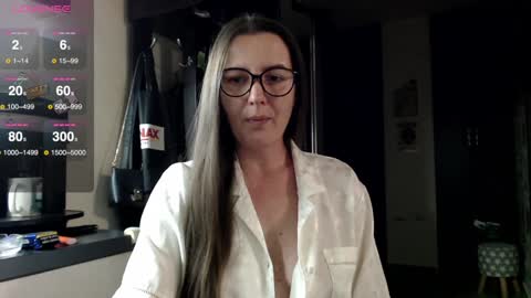 Snapshot of mrs__le chatting on 4, 1, 2025 Lara online show from 4, 1, 2025