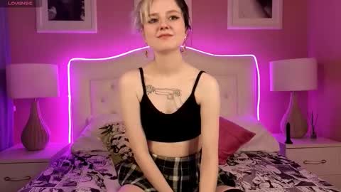 Lina  Help me to reach 100 thumbs up  online show from 23, 11, 2025