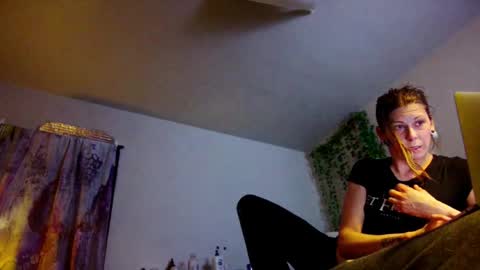 Snapshot of mvnt1s chatting on 28, 4, 2026 ghost mantis online show from 28, 4, 2026