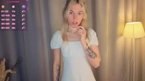 Snapshot of myviolet_rush chatting on 28, 11, 2025 Olivia or just olive online show from 28, 11, 2025