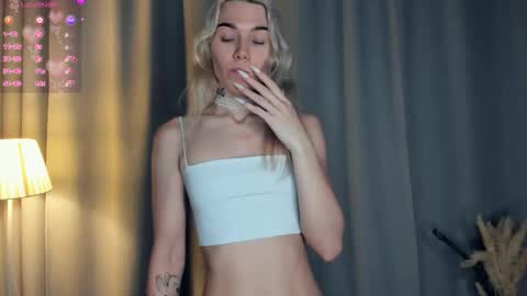 Snapshot of myviolet_rush chatting on 30, 11, 2025 Olivia or just olive online show from 30, 11, 2025