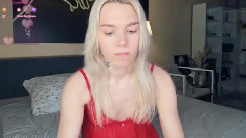 Snapshot of myviolet_rush chatting on 14, 12, 2025 Olivia or just olive online show from 14, 12, 2025