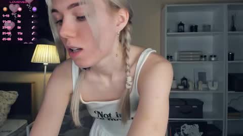 Snapshot of myviolet_rush chatting on 22, 12, 2025 Olivia or just olive online show from 22, 12, 2025