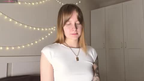 Snapshot of naomi_oops chatting on 28, 10, 2025 Naomi online show from 28, 10, 2025