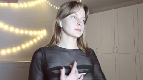 Snapshot of naomi_oops chatting on 29, 10, 2025 Naomi online show from 29, 10, 2025