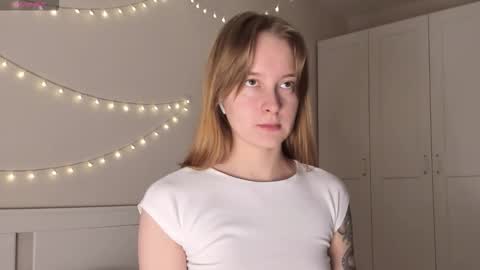 Snapshot of naomi_oops chatting on 9, 11, 2025 Naomi online show from 9, 11, 2025