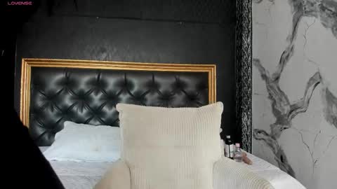 Naomi Frost online show from 28, 11, 2025