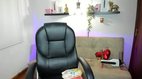 Snapshot of naomy_hot04 chatting on 6, 8, 2026 naomy online show from 6, 8, 2026
