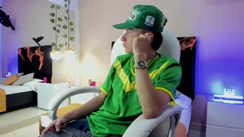 Snapshot of nascary_fox chatting on 21, 10, 2025 Nascary Fox online show from 21, 10, 2025