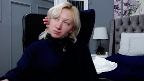 Snapshot of natalie_bitton chatting on 4, 12, 2024 Natalie online show from 4, 12, 2024