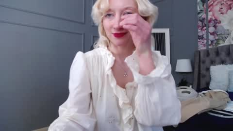 Snapshot of natalie_bitton chatting on 10, 1, 2025 Natalie online show from 10, 1, 2025