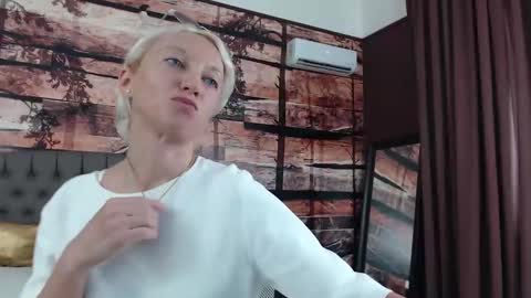 Snapshot of natalie_bitton chatting on 11, 9, 2025 Natalie online show from 11, 9, 2025