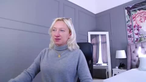 Snapshot of natalie_bitton chatting on 29, 10, 2025 Natalie online show from 29, 10, 2025