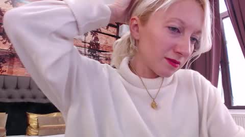 Snapshot of natalie_bitton chatting on 6, 11, 2025 Natalie online show from 6, 11, 2025