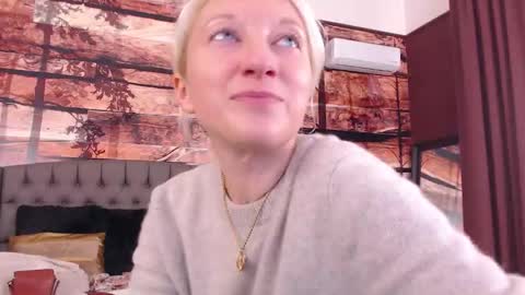 Snapshot of natalie_bitton chatting on 24, 11, 2025 Natalie online show from 24, 11, 2025