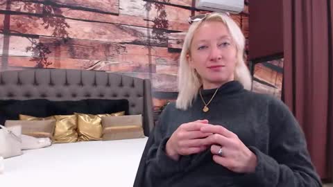 Snapshot of natalie_bitton chatting on 2, 12, 2025 Natalie online show from 2, 12, 2025