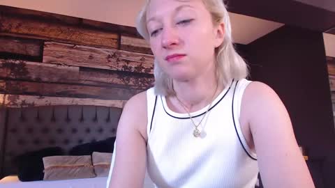 Snapshot of natalie_bitton chatting on 6, 5, 2026 Natalie online show from 6, 5, 2026
