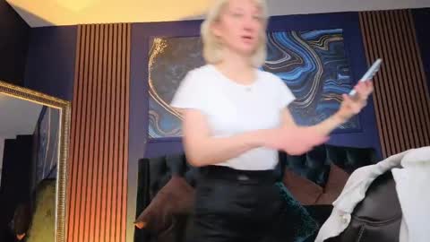 Snapshot of natalie_bitton chatting on 8, 5, 2026 Natalie online show from 8, 5, 2026