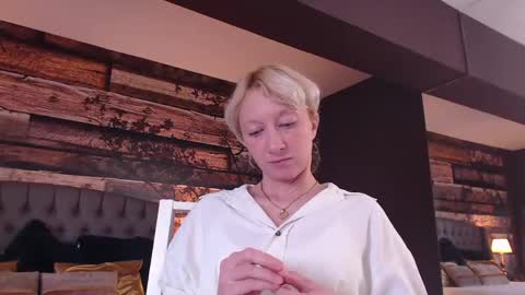 Snapshot of natalie_bitton chatting on 11, 5, 2026 Natalie online show from 11, 5, 2026