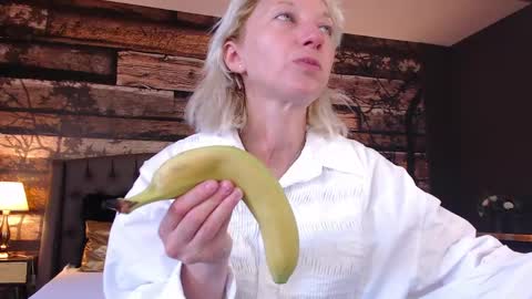 Snapshot of natalie_bitton chatting on 18, 5, 2026 Natalie online show from 18, 5, 2026