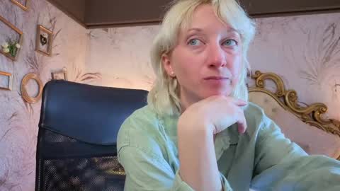Snapshot of natalie_bitton chatting on 19, 5, 2026 Natalie online show from 19, 5, 2026