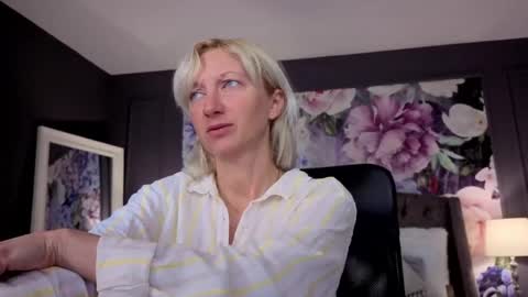 Snapshot of natalie_bitton chatting on 5, 6, 2026 Natalie online show from 5, 6, 2026