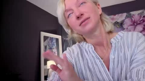 Snapshot of natalie_bitton chatting on 6, 6, 2026 Natalie online show from 6, 6, 2026