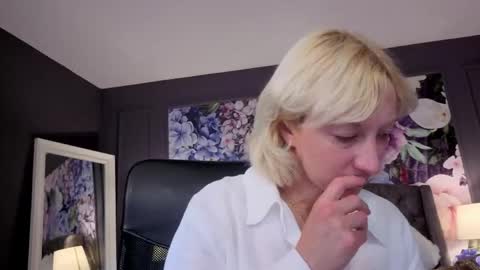 Snapshot of natalie_bitton chatting on 8, 6, 2026 Natalie online show from 8, 6, 2026