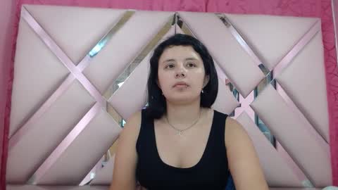 Snapshot of nathaly_low chatting on 4, 11, 2025 nathaly low online show from 4, 11, 2025