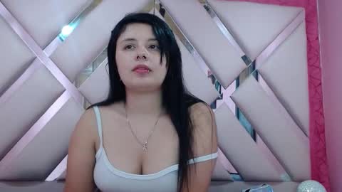 Snapshot of nathaly_low chatting on 5, 11, 2025 nathaly low online show from 5, 11, 2025