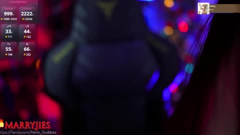 Snapshot of nelle_ chatting on 5, 1, 2025 online show from 5, 1, 2025