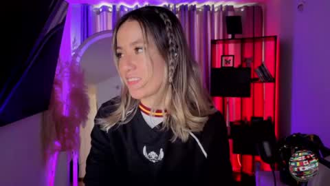 Snapshot of nickywindsor chatting on 19, 6, 2026 Nicky online show from 19, 6, 2026