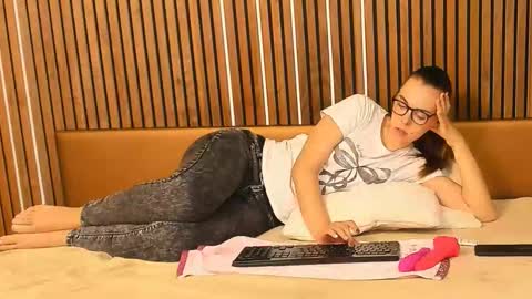 Nicole AKG online show from 19, 9, 2025